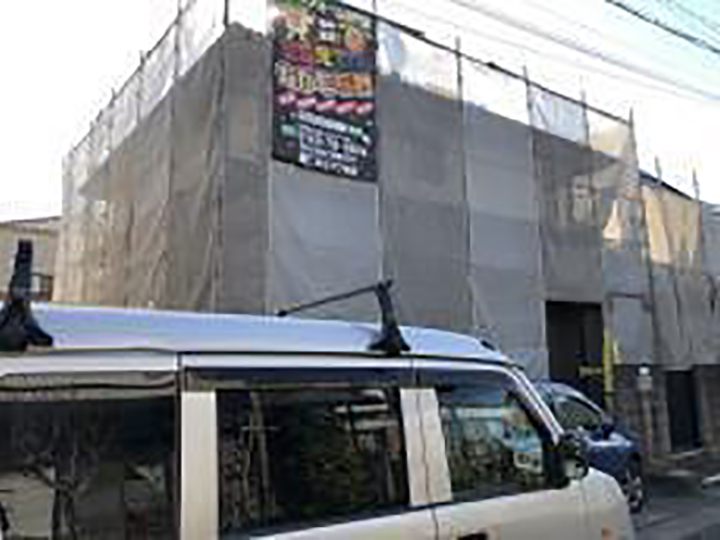 足場架けとメッシュシートを設置します。