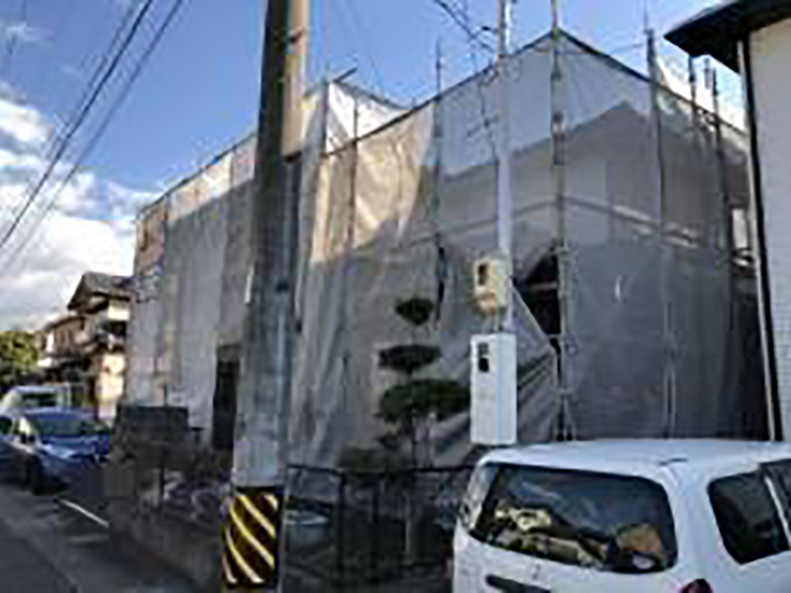 メッシュシートを設置することで塗料などが飛散することを防ぎます。