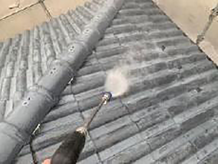 屋根をトルネード洗浄します。