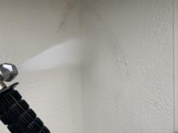 壁を高圧ジェットで洗浄します。