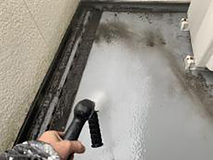 バルコニーを高圧ジェットで洗浄します。