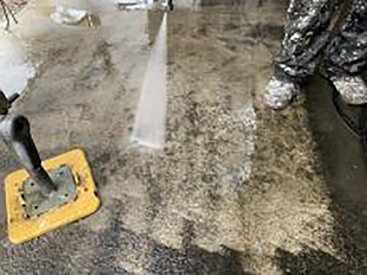 土間コンを洗浄します。<br />
（サービス）