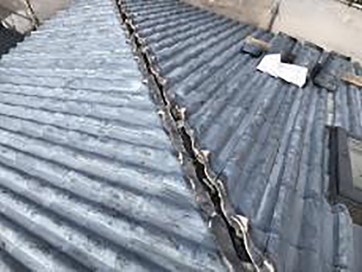 既設桟木（棟木）の漆喰を撤去します。