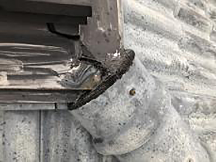 取合い部にコーキングを設置しました。