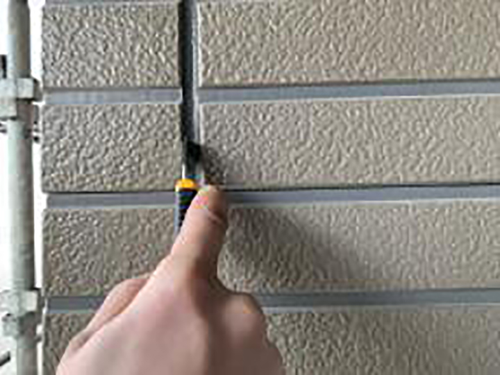 古いコーキングを切り取ります。