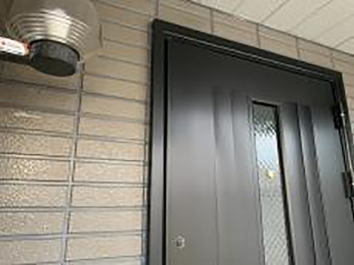 開口部を新しいコーキングに打ち替えました。