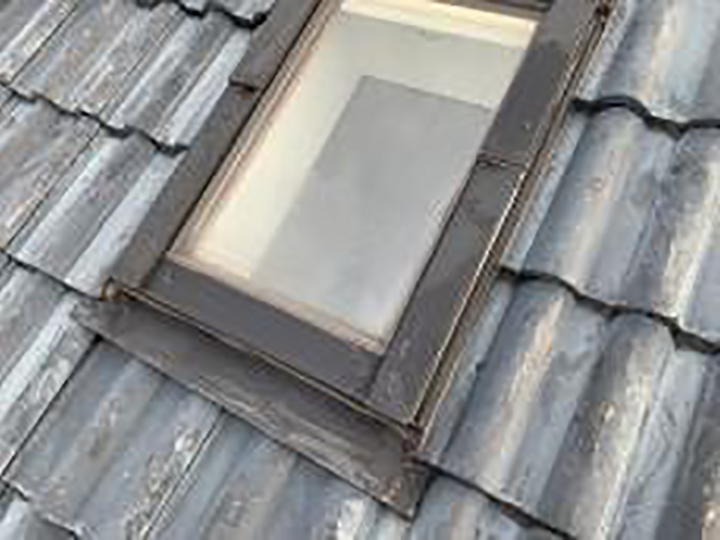 トップライト（天窓）ビード部・取合いを新しいコーキングに打ち替えました。