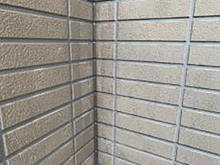 外壁入隅を新しいコーキングに打ち替えました。