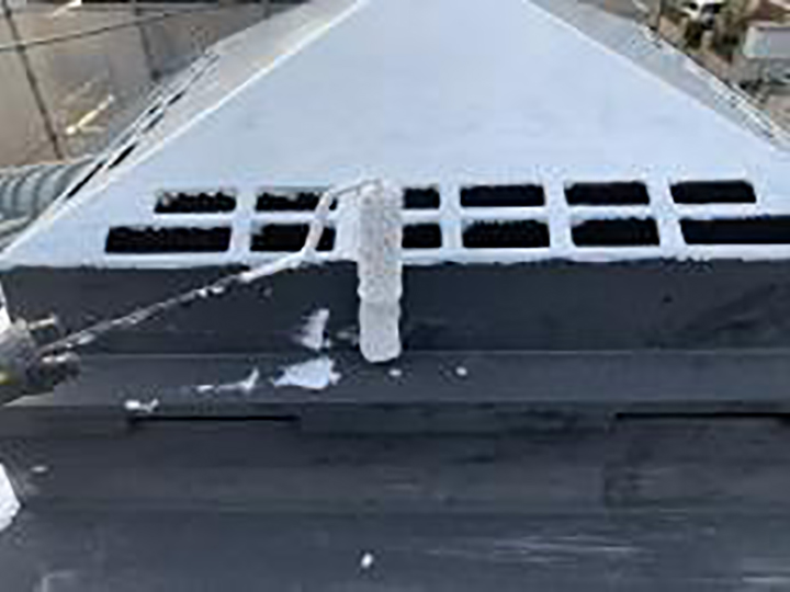 ドーマー部専用プライマーを塗布します。<br />
塩ビ鋼板の為、専用プライマーを塗布します。