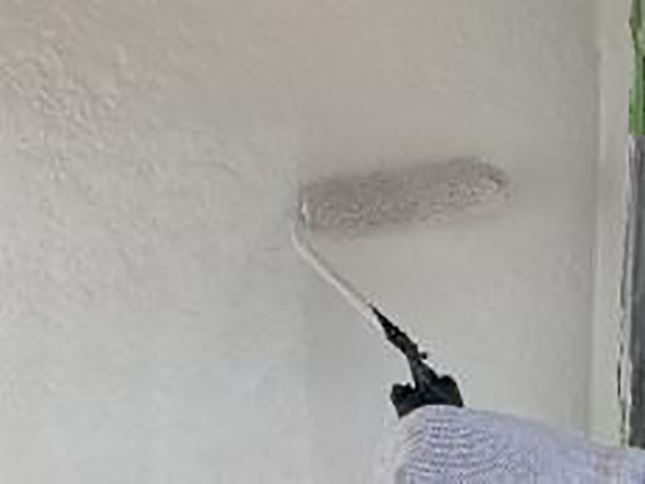 2階壁の中塗りを行います。