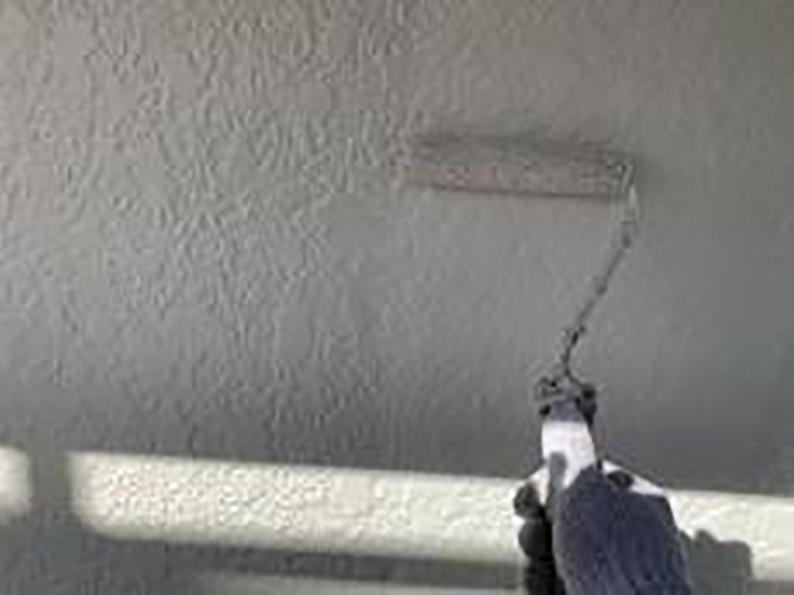 2階壁の上塗りを行います。