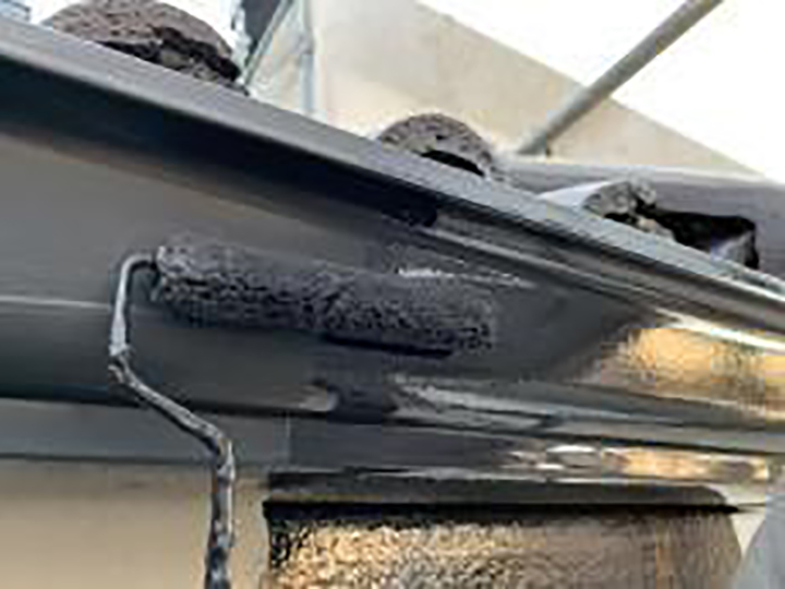 雨樋仕上げ1回目を行います。