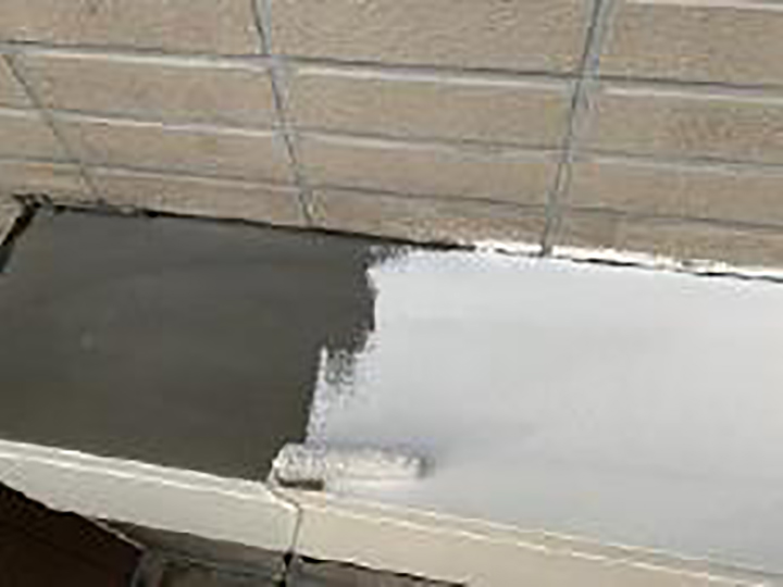 シャッターBOXに専用プライマーを塗布します。<br />
ビ鋼板の為、専用プライマーを塗布します。