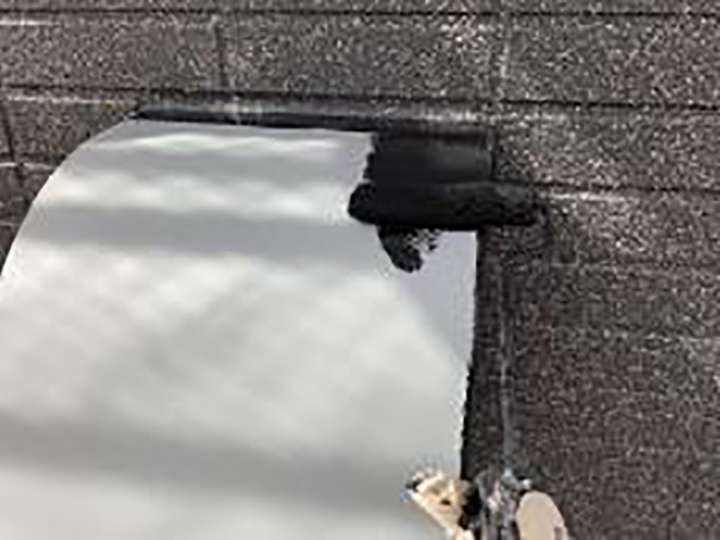 換気フードサビ止め塗布後、仕上げ1回目を行います。