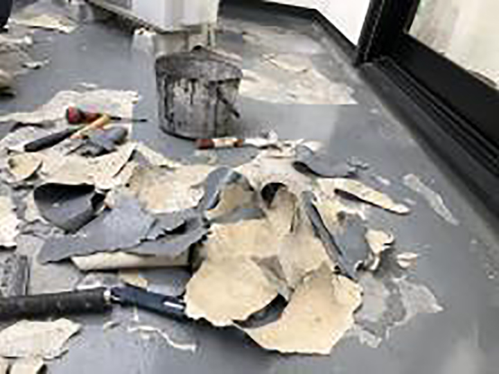 膨れ・剥がれ箇所を切り取り撤去します。