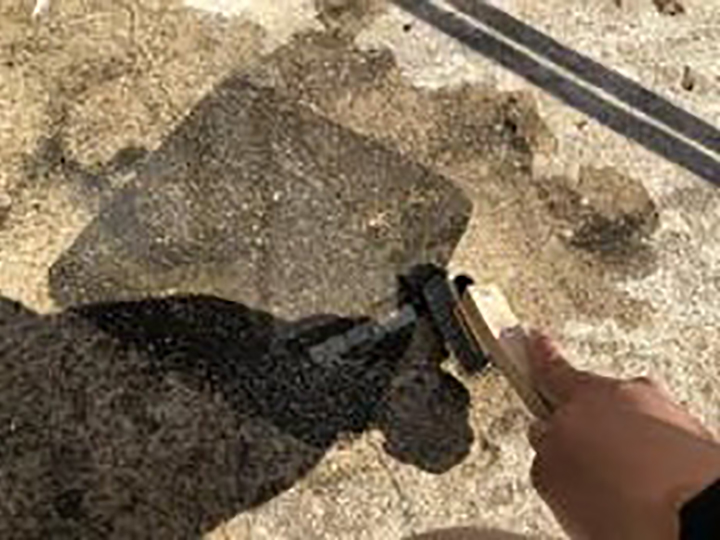 足場のプラ板跡を清掃します。