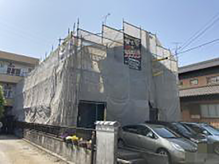 足場架けとメッシュシートを設置します。