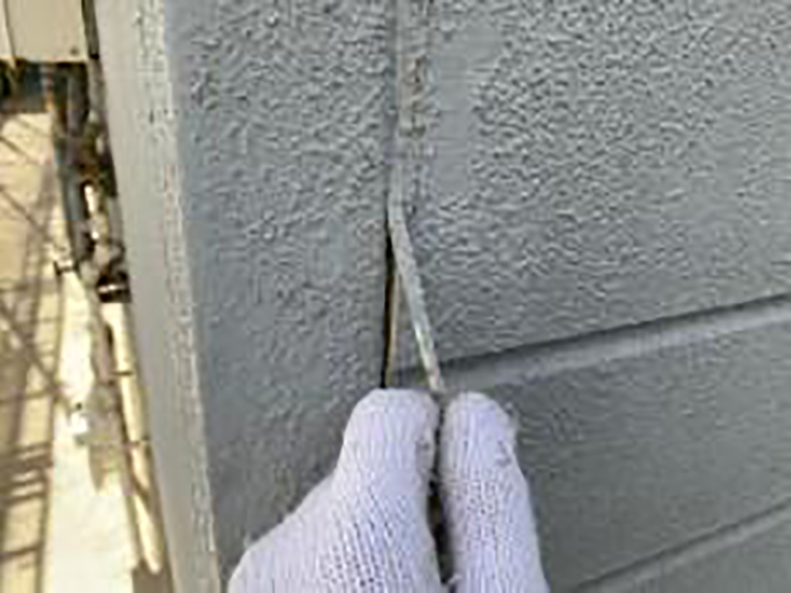 切り取った古いコーキングを撤去します。