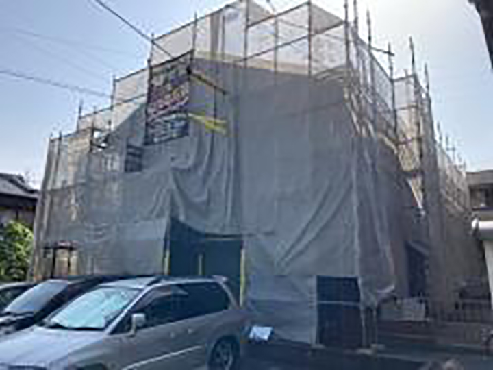 メッシュシートを設置することで塗料などが飛散することを防ぎます。