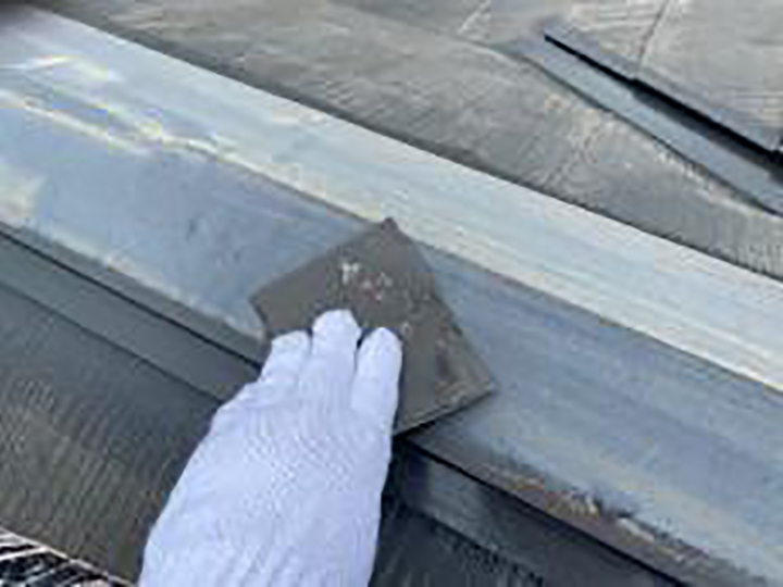 屋根板金包みの素地を調整します。