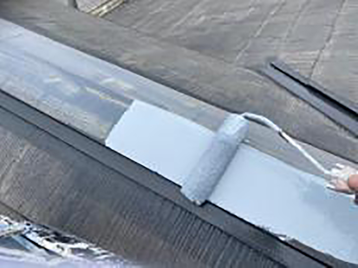 屋根板金包みにサビ止めを塗布します。