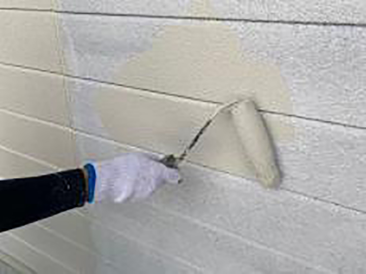 南北外壁の中塗りを行います。