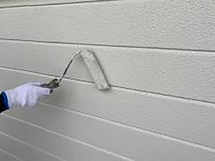 南北外壁の上塗りを行います。