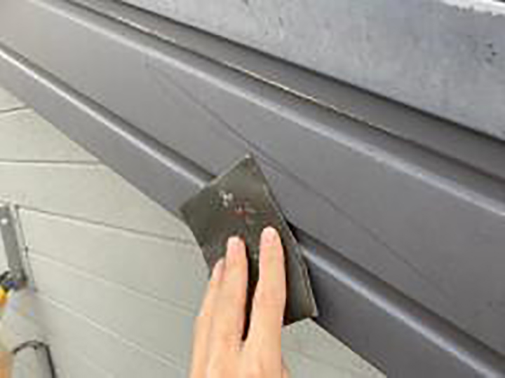 破風の素地を調整します。