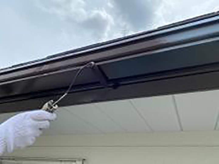 雨樋仕上げ1回目を行います。