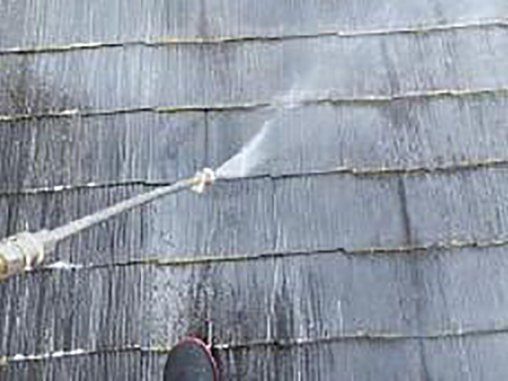 屋根を高圧ジェットで洗浄します。