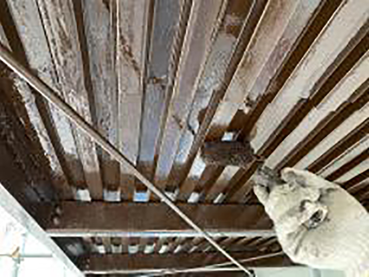 鋼製階段仕上げ2回目を行います。