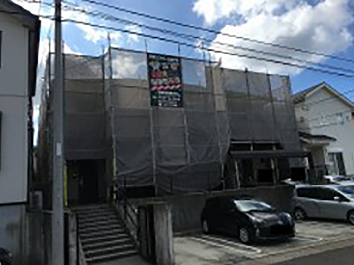 足場架けとメッシュシートを設置します。<br />
メッシュシートを設置することで塗料などが飛散することを防ぎます。