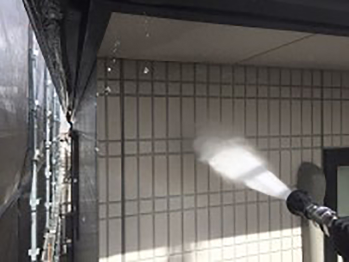 高圧ジェット洗浄で泡と汚れを一掃します。