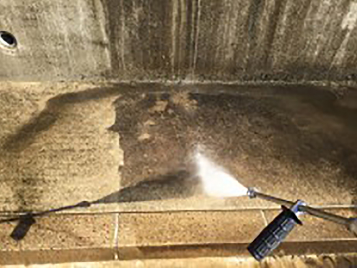 土間コン部を高圧ジェットで洗浄します。（サービス）