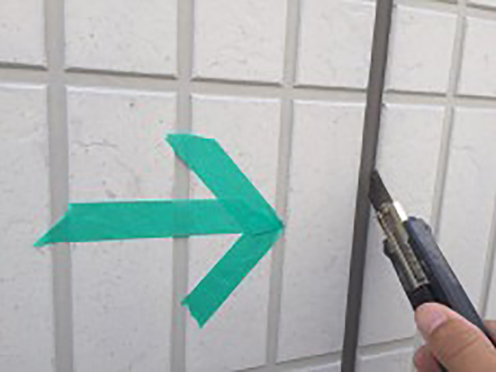 古いコーキングを切り取ります。