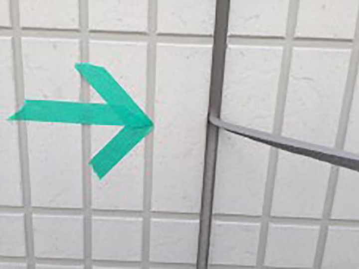 切り取った古いコーキングを撤去します。