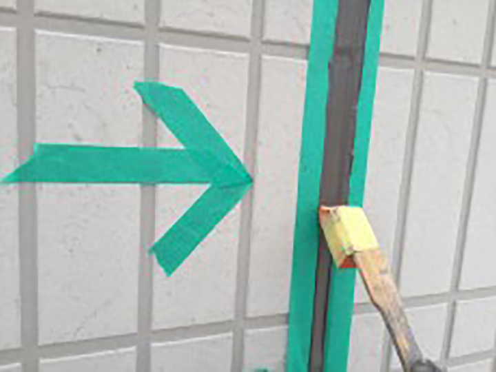 充填したコーキングをヘラ押えします。