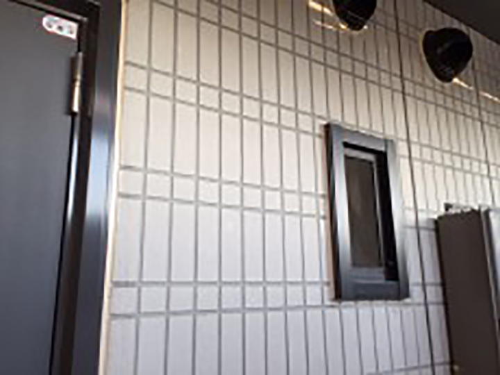 開口部を新しいコーキングに打ち替えました。