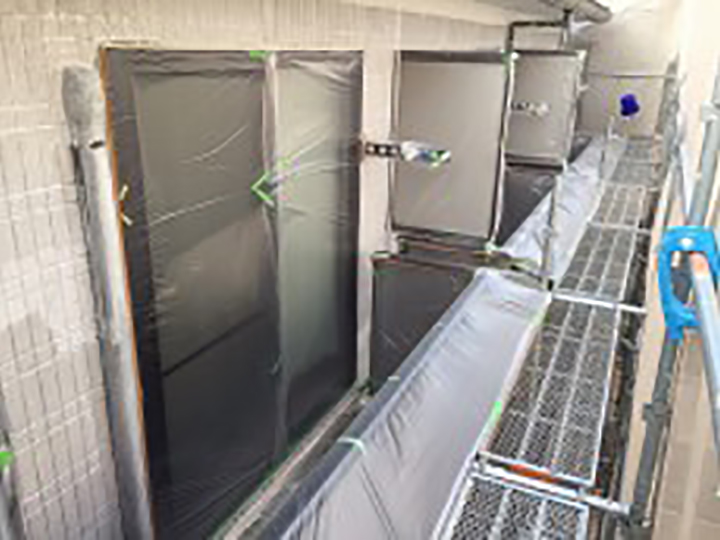 塗装前に窓周り等の開口部に養生を設置していきます。ライン出しにもこだわります！