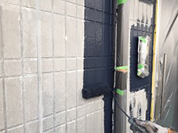 2階の中塗りを行います。