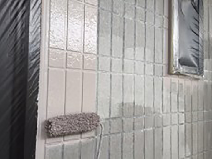 1階の中塗りを行います。