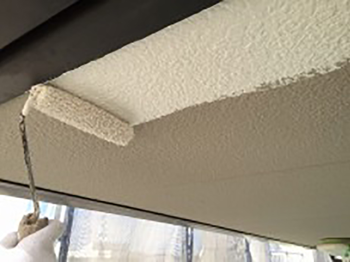 ケイカル板上裏部仕上げ1回目を行います。