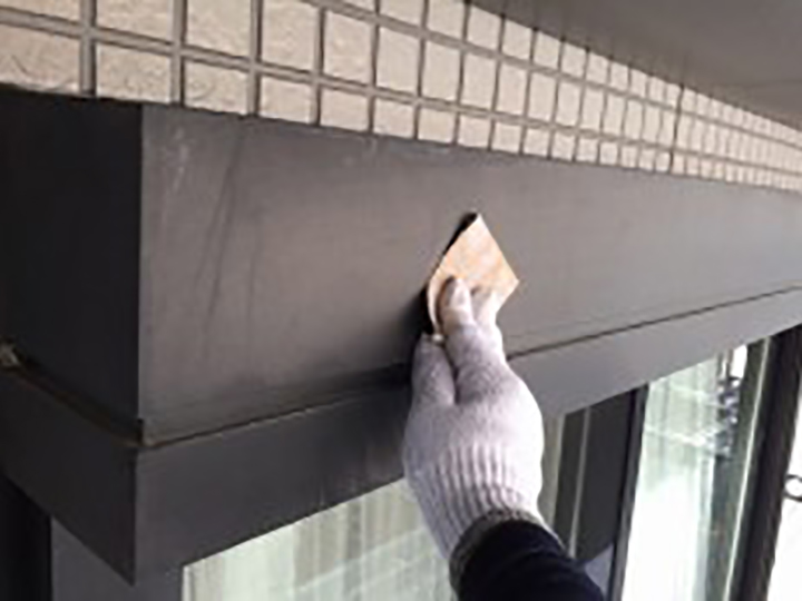 シャッターBOXの素地を調整します。