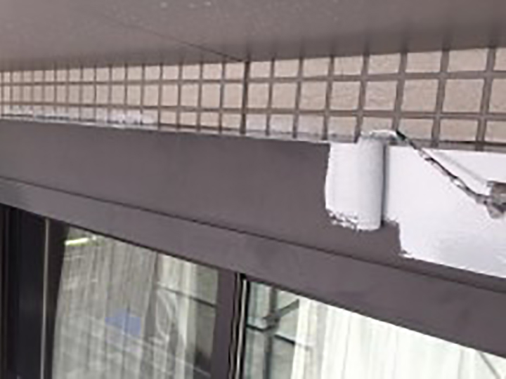 シャッターBOXにサビ止めを塗布します。