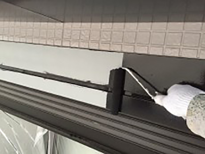 シャッターBOX仕上げ1回目を行います。