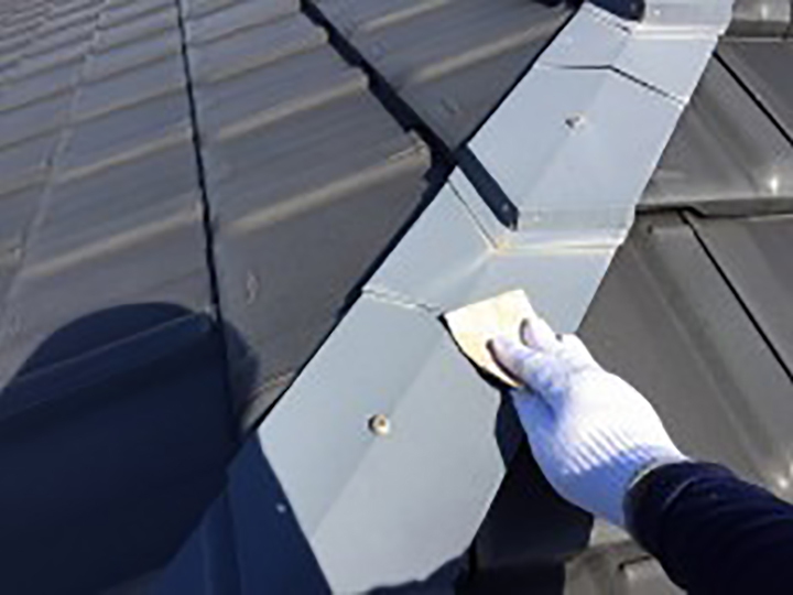 瓦屋根ですが、塗装が必要な部位となります。