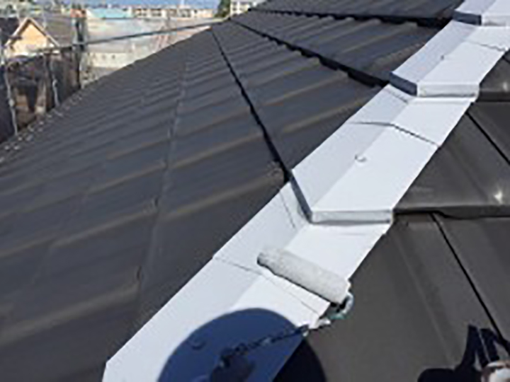 屋根棟鈑金にサビ止めを塗布します。