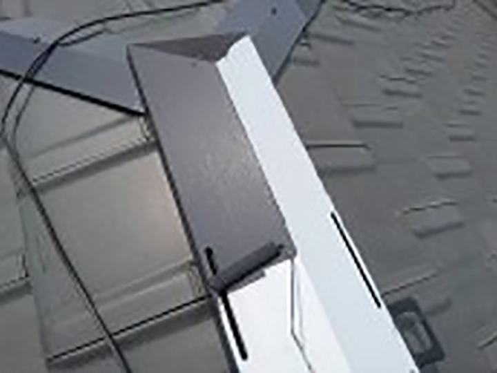 屋根棟鈑金仕上げ1回目を行います。