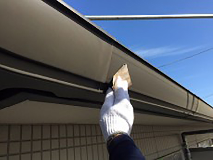 軒樋の素地を調整します。