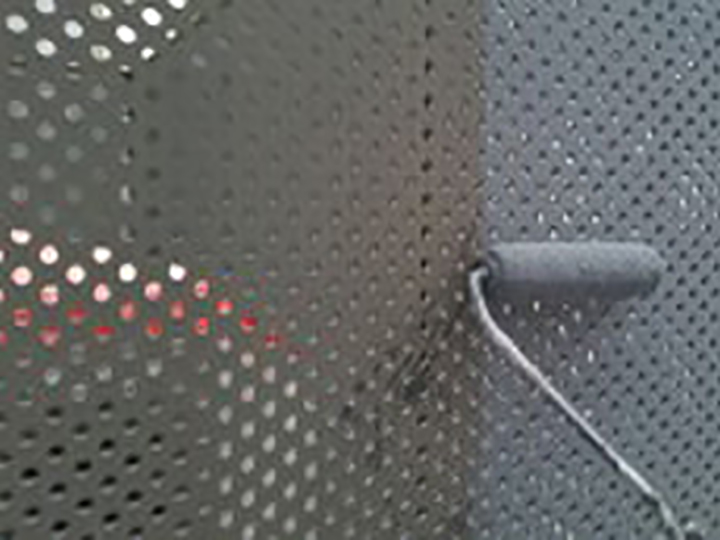 ベランダパンチングフェンスにプライマー止めを塗布します。